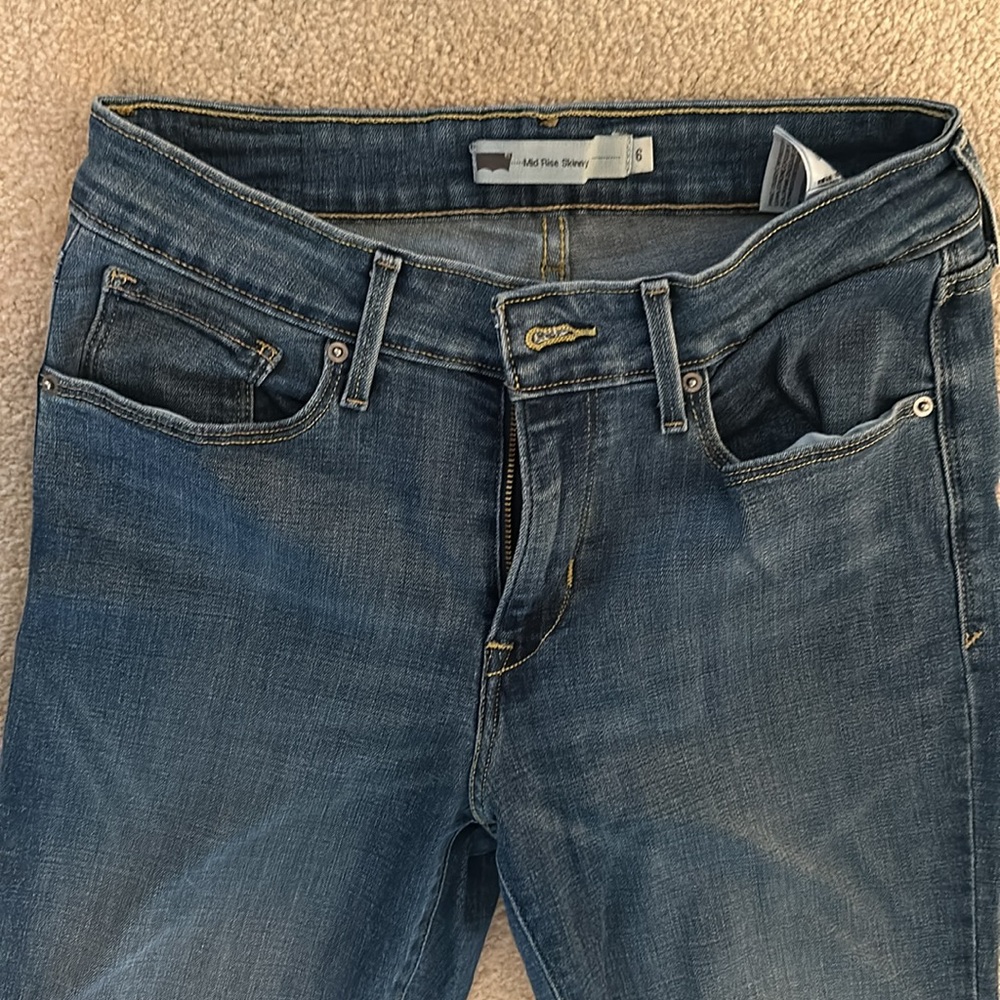 Levi’s Mid Rise Skinny Jean - Picture 2 of 3